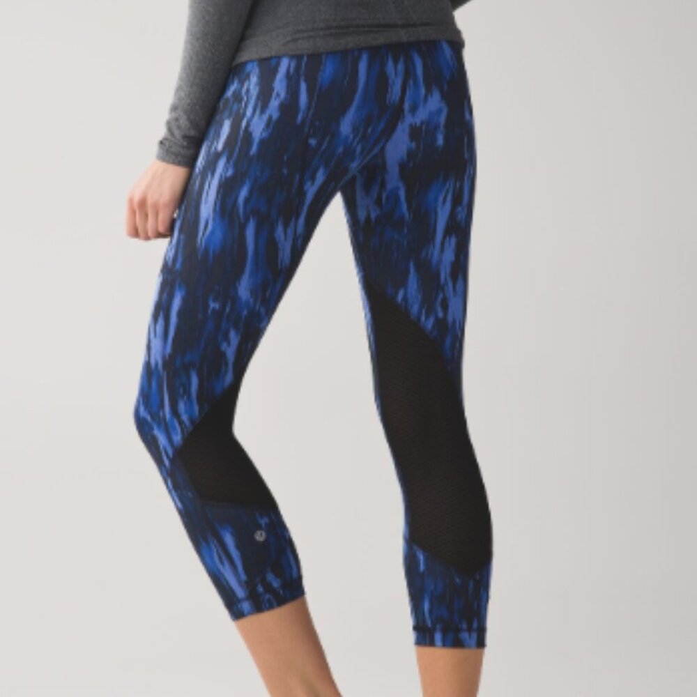 Lululemon Pace Rival Crop Full-On Luxtreme in Painted Animal Sprinkler Black, 6